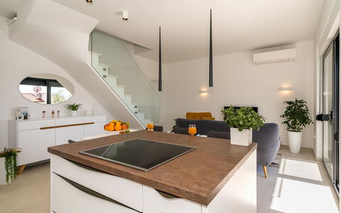Villa Meri 2: Eigentum, Zimmer, Interior Design, Countertop, Möbel, Gebäude, Decke, Küche, Haus, Grundeigentum