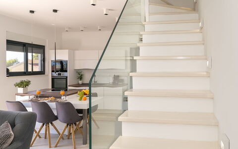 Villa Meri 2: Treppe, Weiss, Eigentum, Interior Design, Zimmer, Gebäude, Zuhause, Haus, Fussboden, Möbel