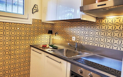 App. Castausio 26: Flooring, Küche, Interior Design, Fussboden, Fliese, Countertop, Major Appliance, Cabinetry, Installation, Herd