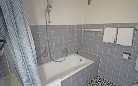 Eifelnatur (Haus 3): Badewanne, Armatur, Eigentum, Gebäude, Badezimmer, Dusche, Interior Design, Duschkopf, Flooring