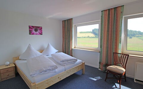 Eifelnatur (Haus 3): Schlafzimmer, Bett, Zimmer, Möbel, Eigentum, Bettdecke, Bettrahmen, Fussboden, Bedding, Matratze