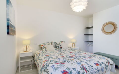 Domaine D'Augustin Apt B01: Schlafzimmer, Bett, Möbel, Zimmer, Eigentum, Bettdecke, Bettrahmen, Bedding, Interior Design, Wand