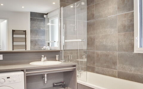 Domaine D'Augustin Apt B01: Badezimmer, Eigentum, Zimmer, Fliese, Interior Design, Wand, Fussboden, Möbel, Die Architektur, Gebäude