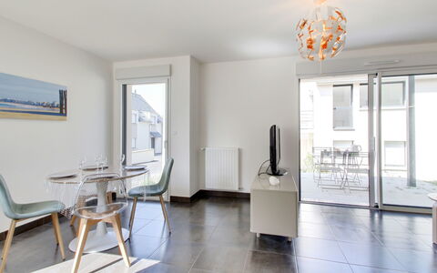 Domaine D'Augustin Apt B01: Zimmer, Eigentum, Weiss, Fussboden, Interior Design, Möbel, Gebäude, Decke, Haus, Tabelle