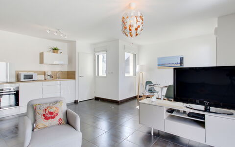 Domaine D'Augustin Apt B01: Zimmer, Eigentum, Möbel, Weiss, Interior Design, Wohnzimmer, Gebäude, Fussboden, Decke, Haus