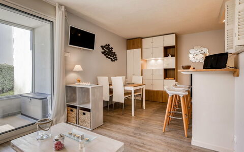 Arcachon 204: Zimmer, Eigentum, Möbel, Interior Design, Gebäude, Fussboden, Wohnzimmer, Decke, Haus, Wand