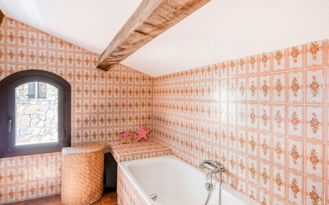 Les Baux Rouges: Eigentum, Zimmer, Fliese, Interior Design, Wand, Gebäude, Decke, Die Architektur, Haus, Backstein