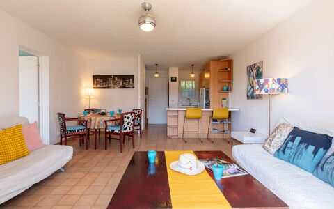 Les Jardins D'Hélios: Möbel, Tabelle, Azurblau, Holz, Interior Design, Flooring, Fussboden, Zimmerpflanze, Wohnzimmer, Komfort