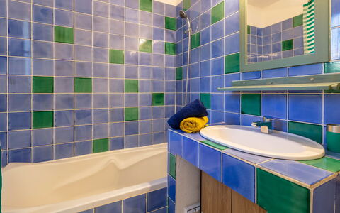 Les Jardins D'Hélios: Spiegel, Armatur, Zapfhahn, Sinken, Eigentum, Bad Sink, Lila, Badezimmer, Interior Design, Die Architektur
