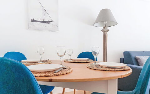 Le Clos Tranquille: Möbel, Holz, Interior Design, Textil, Tabelle, Stuhl, Fussboden, Zimmer, Esszimmer, Küche & Esszimmer Tisch