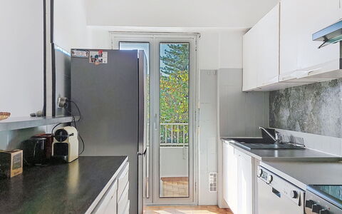Le Clos Tranquille: Küche, Countertop, Küchengerät, Major Appliance, Holz, Flooring, Interior Design, Zuhause, Fussboden, Cabinetry