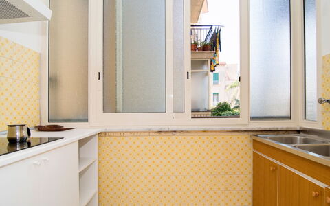 Ritamar: Zimmer, Eigentum, Gelb, Badezimmer, Fliese, Interior Design, Fussboden, Möbel, Gebäude, Die Architektur