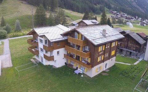 Weideli: Schnee, Gebäude, Fenster, Einfrieren, Haus, Steigung, Grundeigentum, Holz, Geologisches Phänomen, Baum