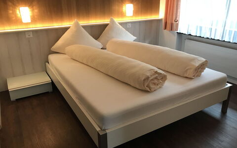 Channa: Holz, Schlafzimmer, Interior Design, Flooring, Möbel, Fussboden, Bett, Bettdecke, Bedding, Bettrahmen