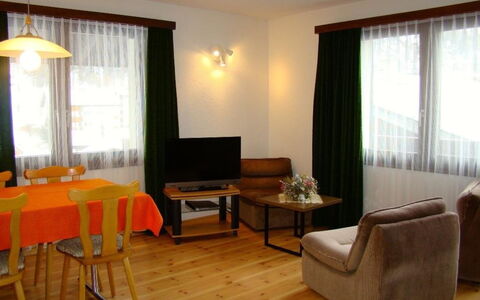 Mikado: Möbel, Tabelle, Eigentum, Fenster, Couch, Vorhang, Komfort, Holz, Interior Design, Gebäude