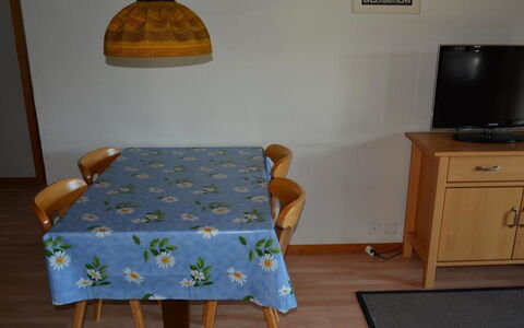 Rehweid (Eg): Tabelle, Möbel, Eigentum, Gebäude, Cabinetry, Holz, Fernsehen, Interior Design, Stuhl, Fussboden