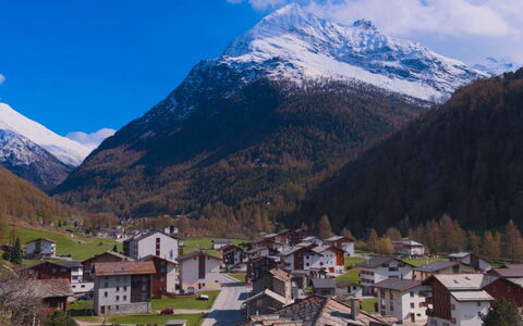 Monte Rosa: Schnee, Gebäude, Fenster, Einfrieren, Haus, Steigung, Grundeigentum, Holz, Geologisches Phänomen, Baum