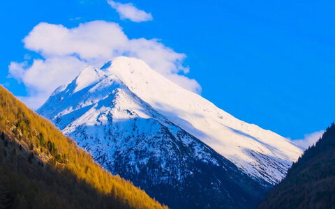 Monte Rosa: Schnee, Gebäude, Fenster, Einfrieren, Haus, Steigung, Grundeigentum, Holz, Geologisches Phänomen, Baum