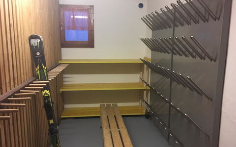 Apartments Carmena: Gebäude, Interior Design, Die Architektur, Holz, Fussboden, Regale, Wand, Flooring, Stuhl, Hartholz