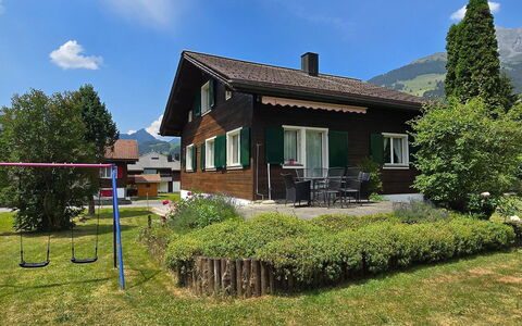 Chalet Fluegärtli: Haus, Dach, Hütte, Zuhause, Ländliches Gebiet, Grundstueck, Rasen, Bergstation, Bauernhaus, Gebirge
