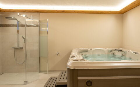 Haus Alpenrose: Eigentum, Armatur, Produkt, Wäschekammer, Duschkopf, Badezimmerschrank, Dusche, Badezimmer, Duschtür, Brausenstange