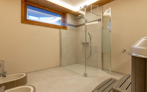 Haus Alpenrose: Gebäude, Interior Design, Dusche, Fussboden, Flooring, Holz, Duschkopf, Armatur, Schatten