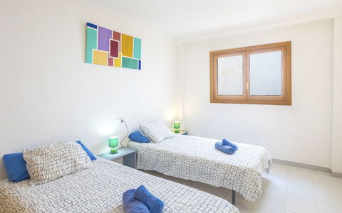 Mariners 2: Schlafzimmer, Möbel, Bett, Zimmer, Eigentum, Bettdecke, Blau, Interior Design, Bettrahmen, Wand