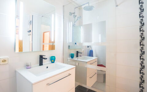Mariners 2: Badezimmer, Zimmer, Eigentum, Interior Design, Fliese, Möbel, Decke, Gebäude, Wand, Badezimmerschrank