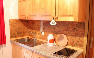Savica 500.2: Countertop, Zimmer, Eigentum, Küche, Sinken, Möbel, Cabinetry, Haus, Fliese, Holz