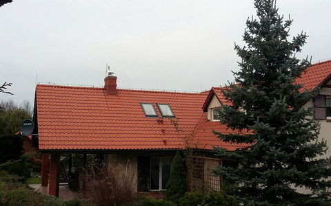 Latków: Pflanze, Himmel, Gebäude, Fenster, Eigentum, Wolke, Haus, Die Architektur, Holz, Lärche