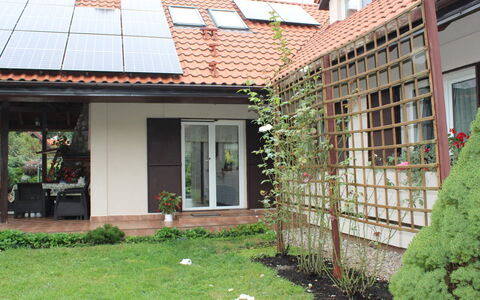 Latków: Pflanze, Fenster, Eigentum, Gebäude, Grundstueck, Tür, Nachbarschaft, Himmel, Wohngebiet