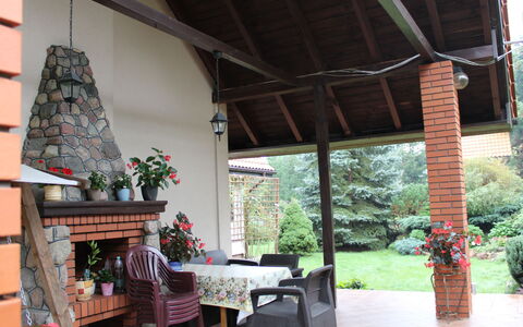 Latków: Pflanze, Eigentum, Blumentopf, Zimmerpflanze, Holz, Interior Design, Schatten, Tabelle, Beleuchtung, Die Architektur