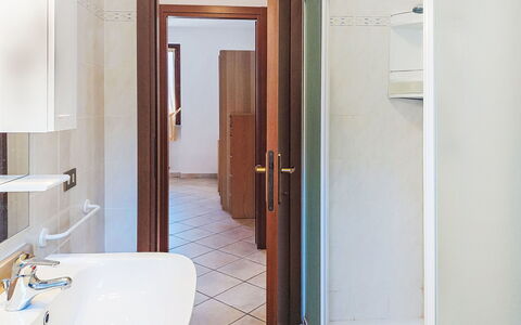 La Rocca: Flooring, Holz, Fussboden, Interior Design, Armatur, Tür, Decke, Zimmer, Installation, Badezimmer