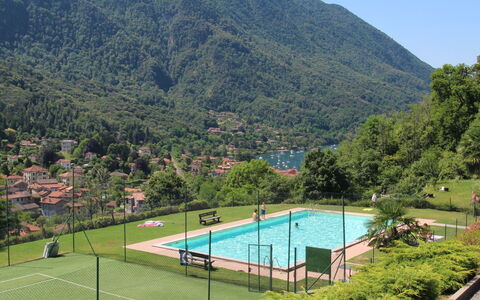 La Rocca: Eigentum, Wasser, Berg, Pflanze, Himmel, Natur, Baum, Schwimmbad, Grundstueck, Zaun