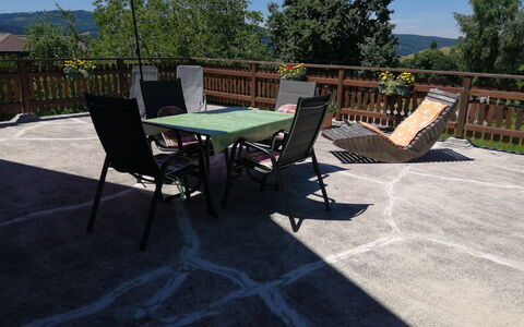 Mayrhofer: Möbel, Tabelle, Eigentum, Stuhl, Pflanze, Tisch Im Freien, Schatten, Gartenmöbel, Himmel, Strassenbelag