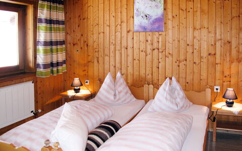 Moosen (Nki210): Schlafzimmer, Zimmer, Möbel, Bett, Eigentum, Interior Design, Wand, Bettrahmen, Bettdecke, Komfort