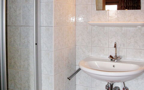 Moosen (Nki210): Badezimmer, Zimmer, Fliese, Eigentum, Rot, Interior Design, Wand, Armatur, Zapfhahn, Badezimmerschrank