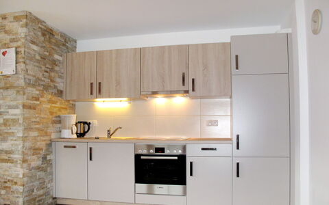 Alpbach 633: Zimmer, Cabinetry, Möbel, Küche, Eigentum, Countertop, Fussboden, Interior Design, Fliese, Wand