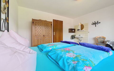 Höllwarth: Möbel, Bett, Interior Design, Schlafzimmer, Bedding, Bettdecke, Fussboden, Holz, Flooring, Decke
