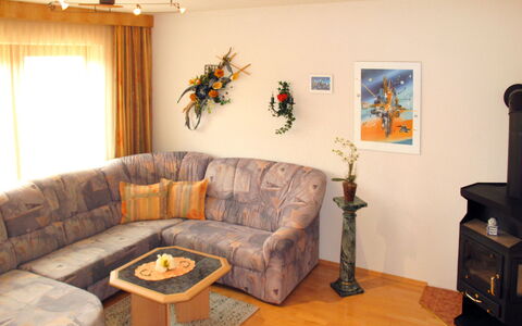 Wildauer: Wohnzimmer, Zimmer, Möbel, Couch, Interior Design, Eigentum, Wand, Fussboden, Haus, Tabelle