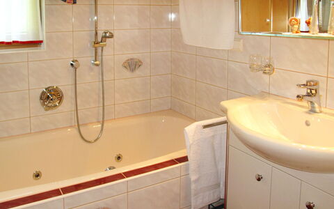 Wildauer: Badezimmer, Eigentum, Zimmer, Zapfhahn, Fliese, Wand, Badewanne, Fussboden, Armatur, Bad Zubehör