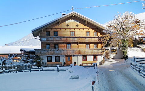 Zell am Ziller 608: Himmel, Schnee, Gebäude, Fenster, Steigung, Baum, Haus, Wohngebiet, Dach, Landschaft