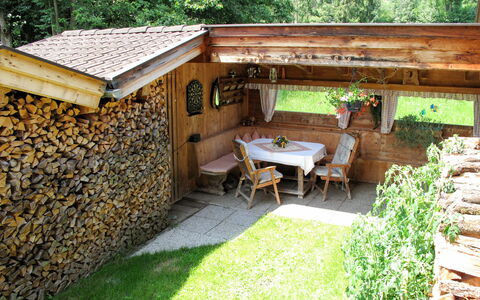 Landhaus Taxacher: Eigentum, Haus, Hinterhof, Gebäude, Garten, Gras, Grundeigentum, Hütte, Zimmer, Baum