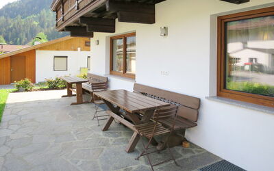Zell am Ziller 613: Pflanze, Eigentum, Möbel, Tabelle, Gebäude, Fenster, Zimmerpflanze, Bilderrahmen, Holz, Die Architektur