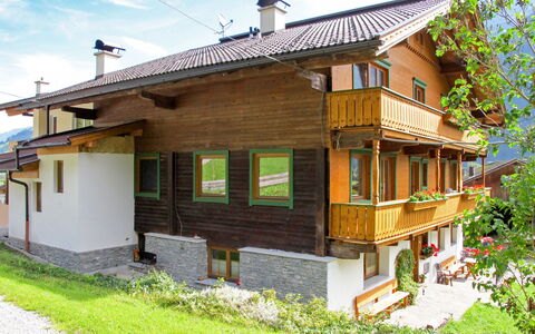 Rieplerhof: Pflanze, Gebäude, Wolke, Eigentum, Fenster, Himmel, Holz, Haus, Baum, Grundstueck