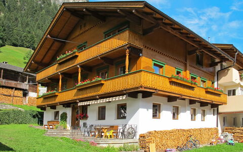 Rieplerhof: Pflanze, Gebäude, Wolke, Eigentum, Himmel, Fenster, Grün, Die Architektur, Haus, Holz