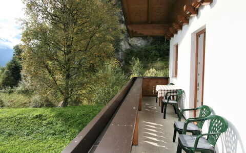 Ratschnhäusl: Pflanze, Möbel, Gebäude, Holz, Baum, Fenster, Schatten, Stuhl, Veranda, Himmel