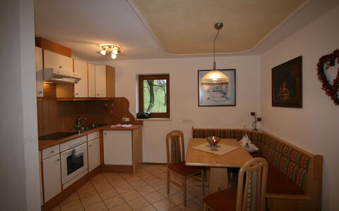 Margit: Eigentum, Möbel, Cabinetry, Bilderrahmen, Countertop, Holz, Tabelle, Flooring, Stuhl, Interior Design