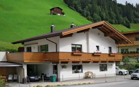 Haus Alina: Pflanze, Gebäude, Eigentum, Fenster, Grün, Baum, Berg, Haus, Auto, Grundstueck