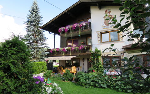 Mathoy: Pflanze, Blume, Gebäude, Himmel, Fenster, Haus, Hütte, Baum, Wolke, Strauch